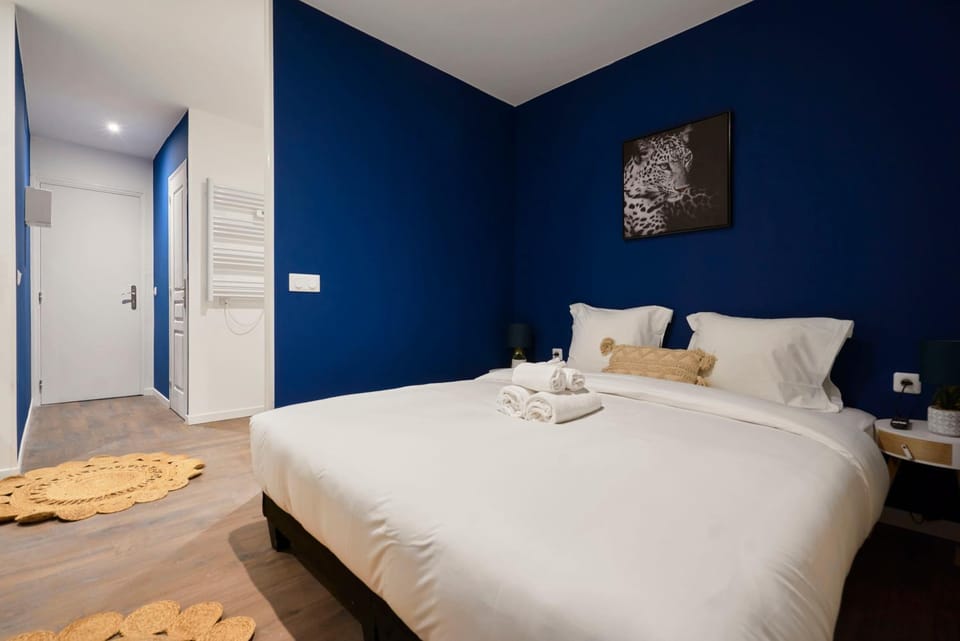 Bed, Photo of the whole room, towels