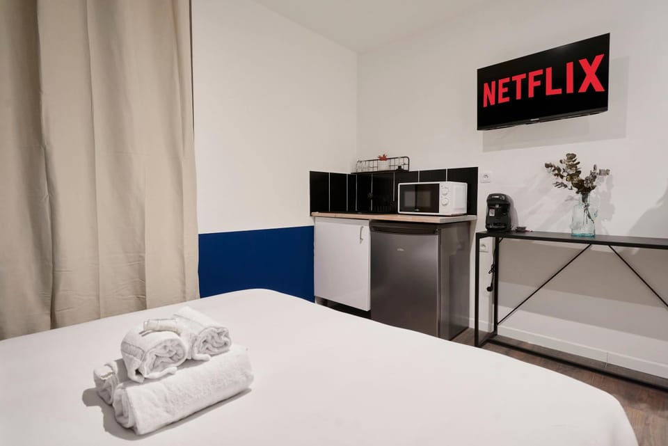 Bed, TV and multimedia, Kitchen or kitchenette, towels