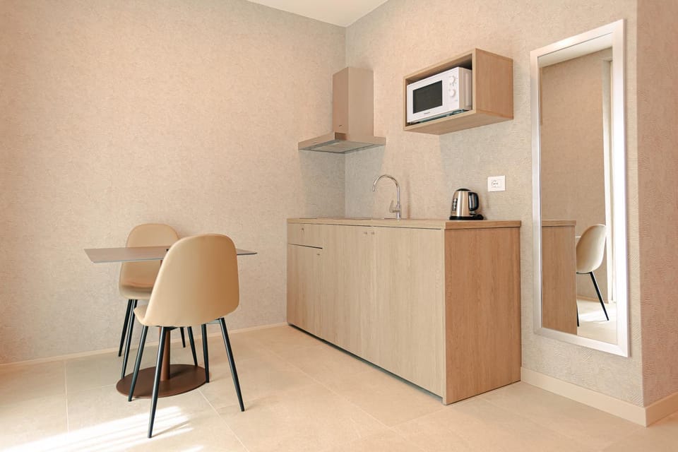 Kitchen or kitchenette, Dining area, minibar, stove