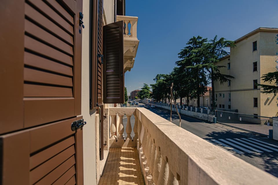 Balcony/Terrace, Street view