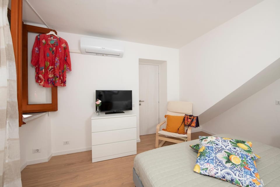 Bed, TV and multimedia, Photo of the whole room, Bedroom, towels, wardrobe, air conditioner