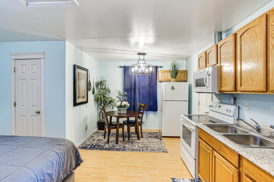 Walkable Paradise Downtown Puyallup Studio! Apartment in Puyallup