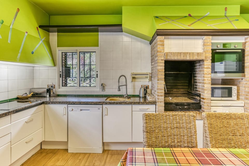Kitchen or kitchenette, Living room