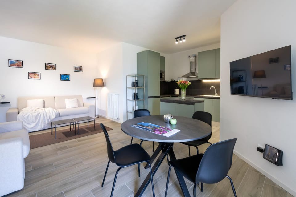 Communal lounge/ TV room, TV and multimedia, Kitchen or kitchenette, Living room, Seating area, Dining area, Evening entertainment