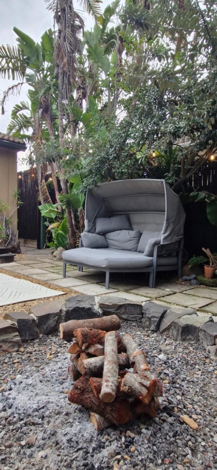 Out of Africa - 5 Bedroom indoor outdoor living with 2 firepits and sunroom Villa in Cape Town