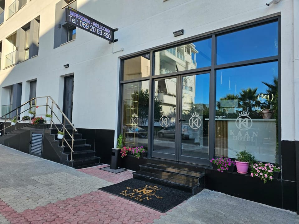 Property building, Facade/entrance, Day