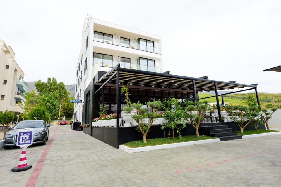 Property building, Facade/entrance, Parking