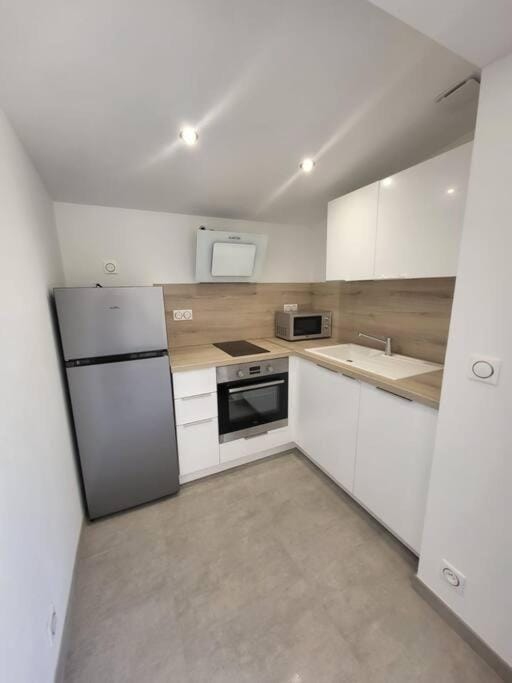 Kitchen or kitchenette, dishwasher, oven
