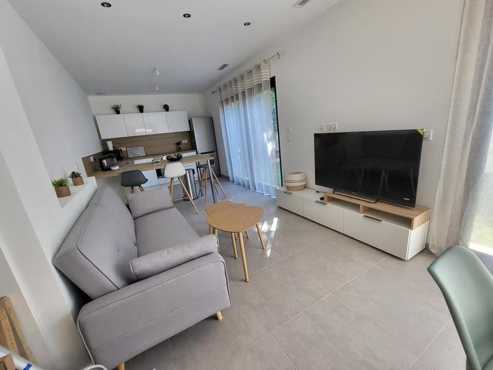 Communal lounge/ TV room, TV and multimedia, Living room, Seating area