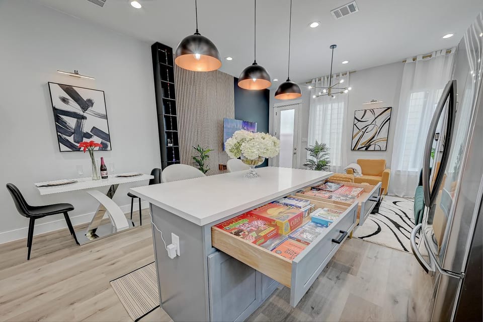 TV and multimedia, Kitchen or kitchenette, Living room, Seating area, Dining area