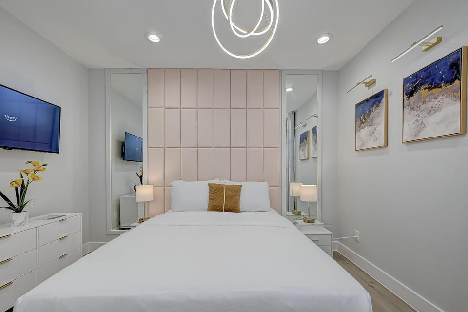 Bed, TV and multimedia, Photo of the whole room, Bedroom