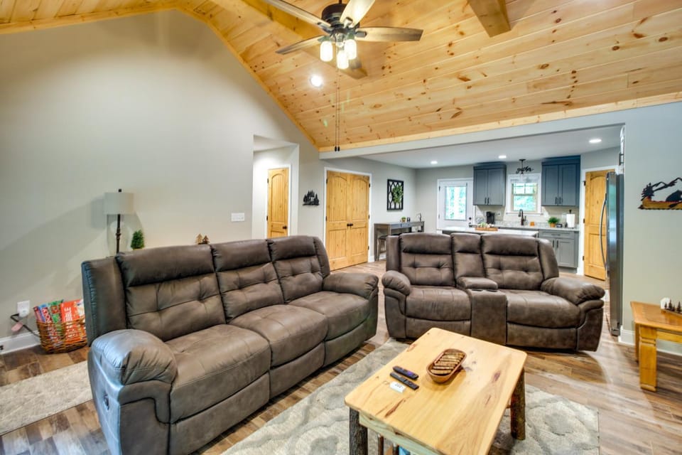 Ellijay Retreat w/ Access to Community Pools! House in Georgia