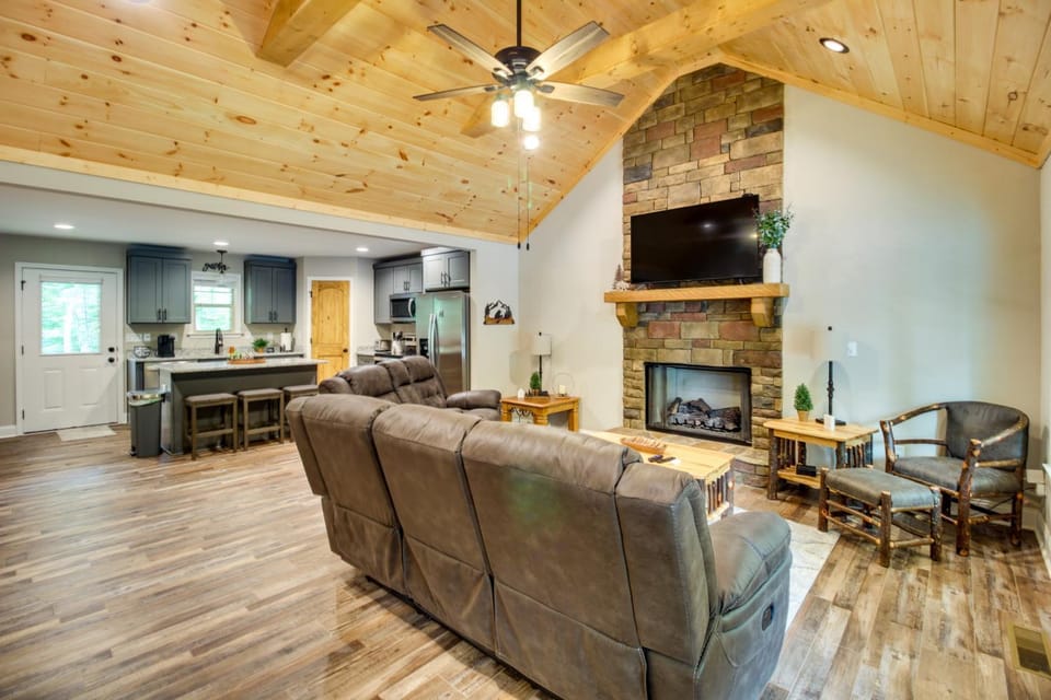 Ellijay Retreat w/ Access to Community Pools! House in Georgia