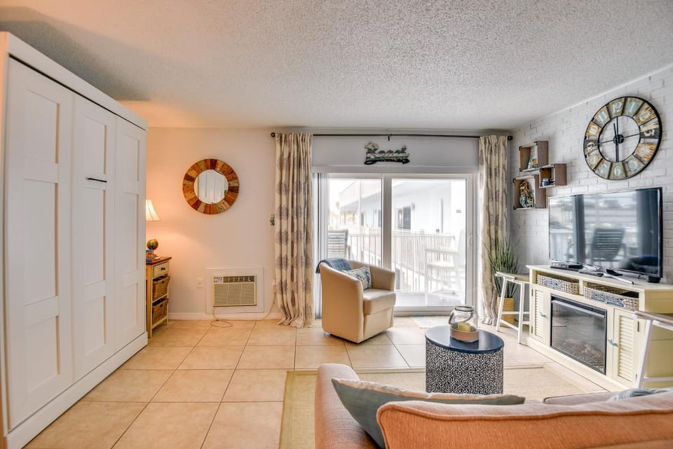 New Smyrna Beach Condo w/ Pool & Beach Access! Apartment in New Smyrna Beach