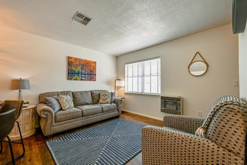 Fishing Pond and Pier Secluded Broken Bow Cottage! House in Broken Bow