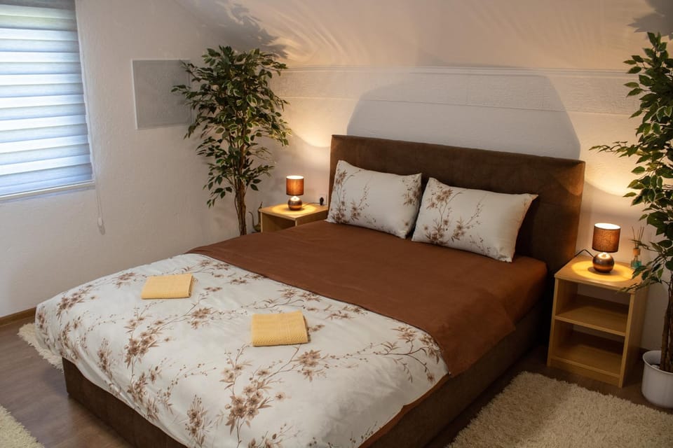 Bed, Photo of the whole room, Bedroom, towels