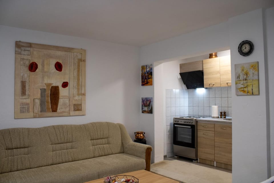 Kitchen or kitchenette, Living room, Seating area, minibar, oven, pet friendly, stove