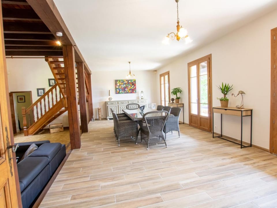 Maison spacieuse avec piscine privée, wifi et parking à Lanouaille - FR-1-616-335 House in Nouvelle-Aquitaine