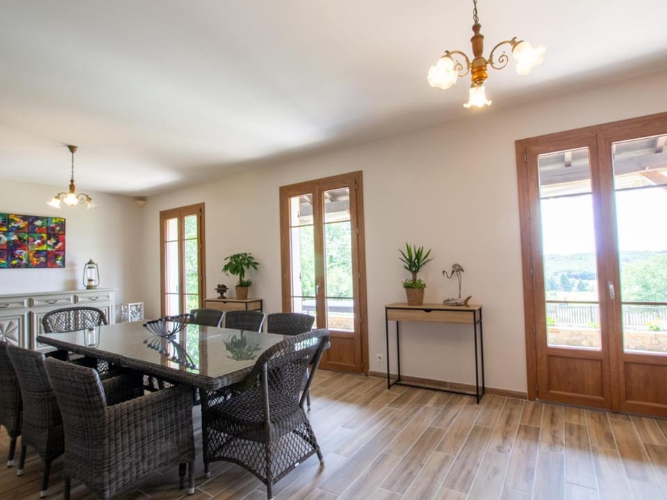 Maison spacieuse avec piscine privée, wifi et parking à Lanouaille - FR-1-616-335 House in Nouvelle-Aquitaine