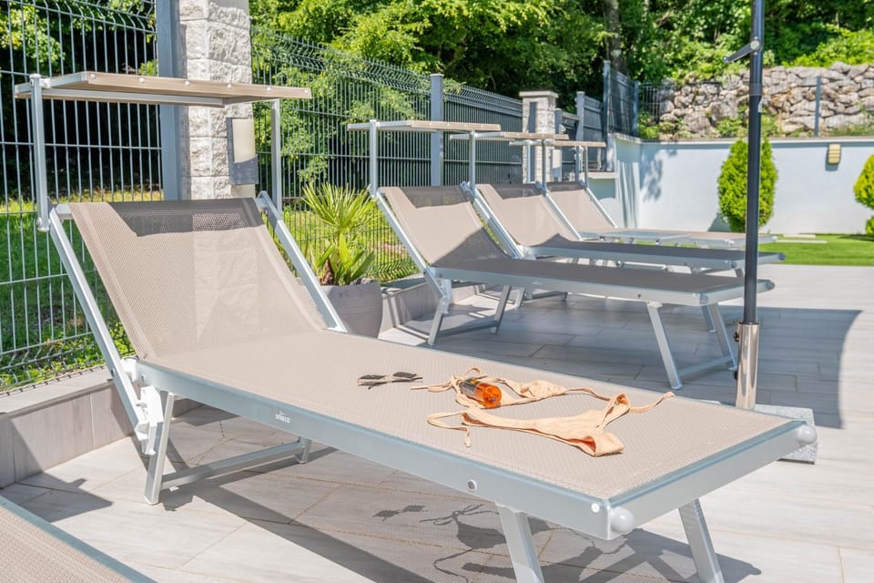 Patio, Day, sunbed