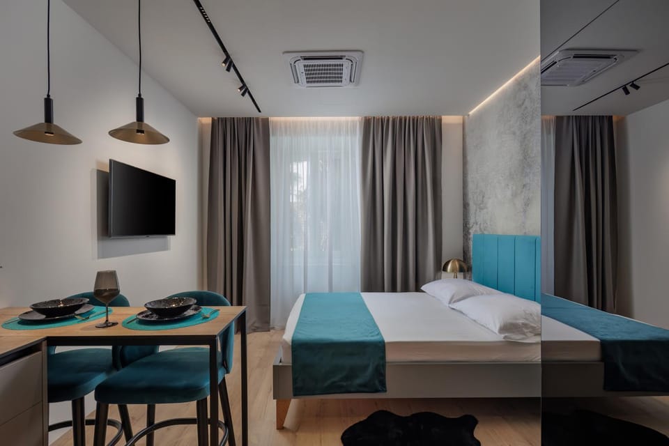 Bed, TV and multimedia, Photo of the whole room, hair dresser, air conditioner