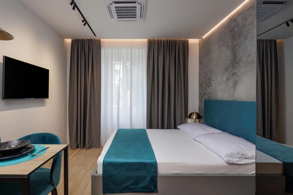 Bed, TV and multimedia, Photo of the whole room