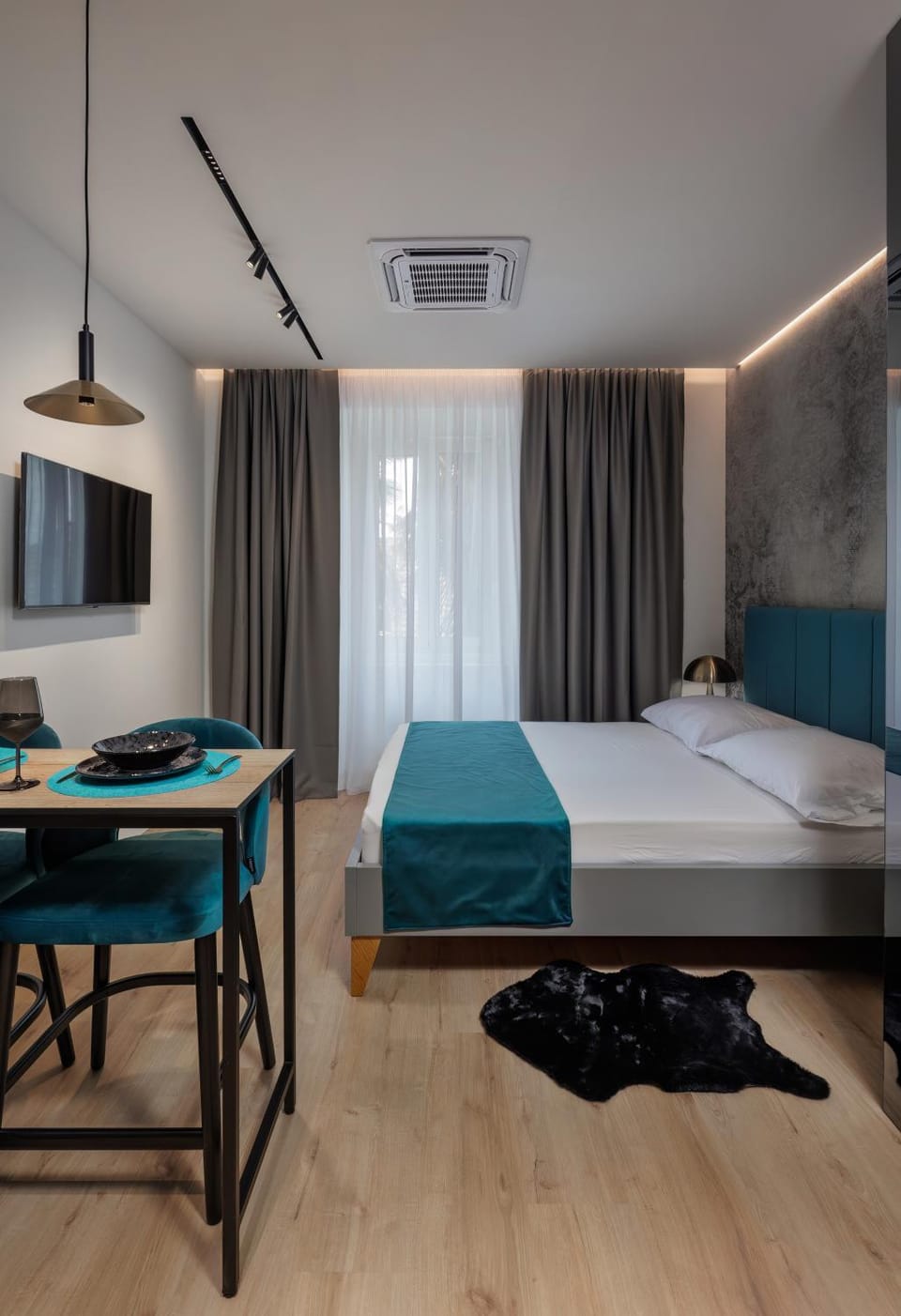 Bed, TV and multimedia, Photo of the whole room, hair dresser, air conditioner