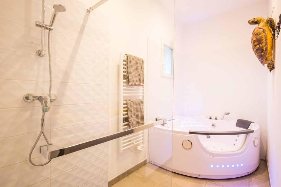 Villa Mogador Piscine et Balnéo Bed and Breakfast in Andernos-les-Bains
