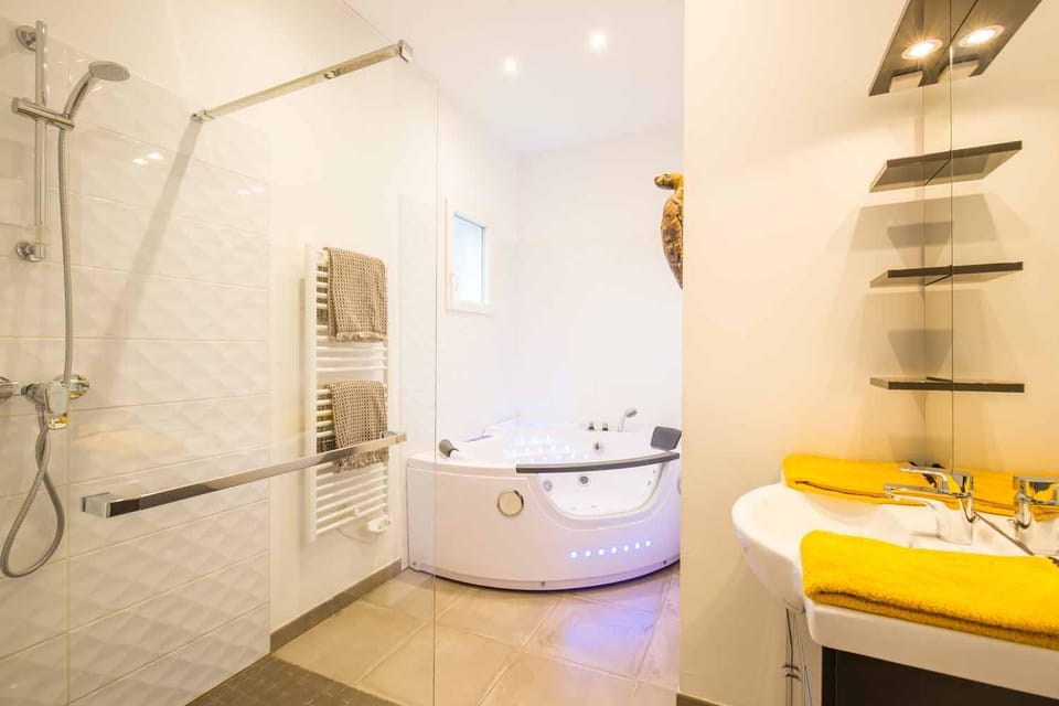 Villa Mogador Piscine et Balnéo Bed and Breakfast in Andernos-les-Bains