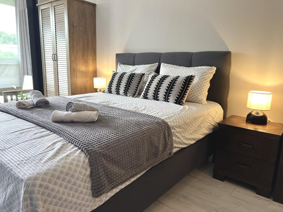 Bed, Photo of the whole room, Bedroom, towels