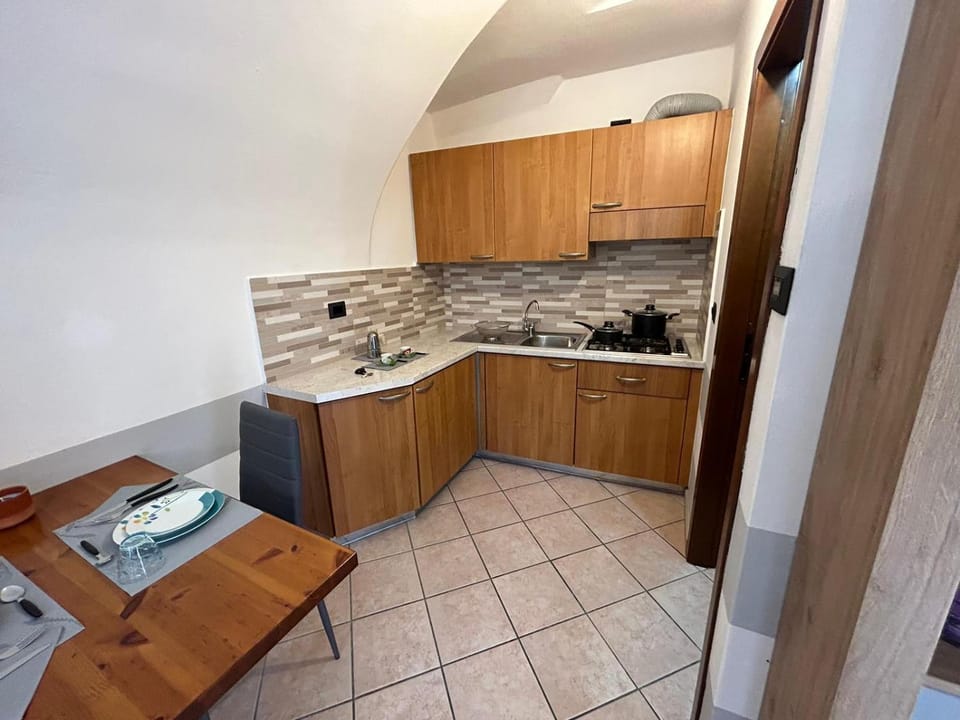 Kitchen or kitchenette, minibar