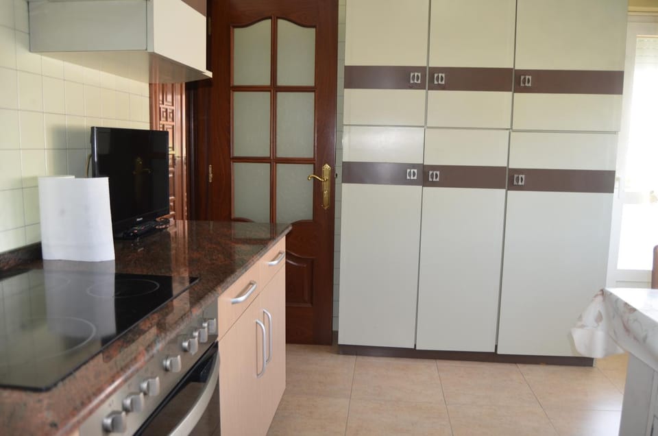 Kitchen or kitchenette, pet friendly, stove