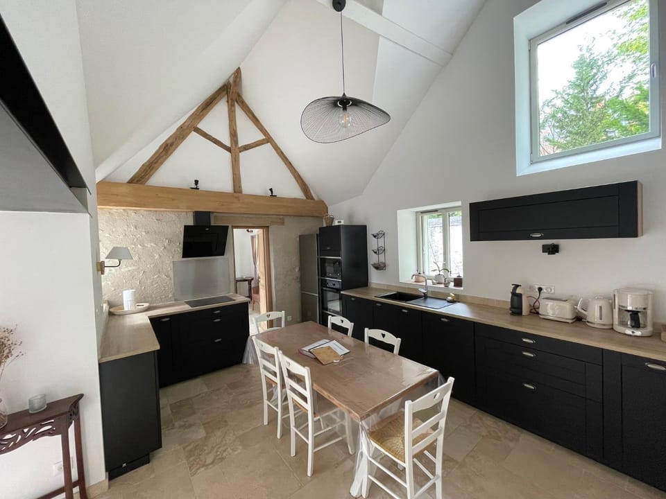 Coffee/tea facilities, Kitchen or kitchenette, Dining area, dishwasher, oven, stove, toaster