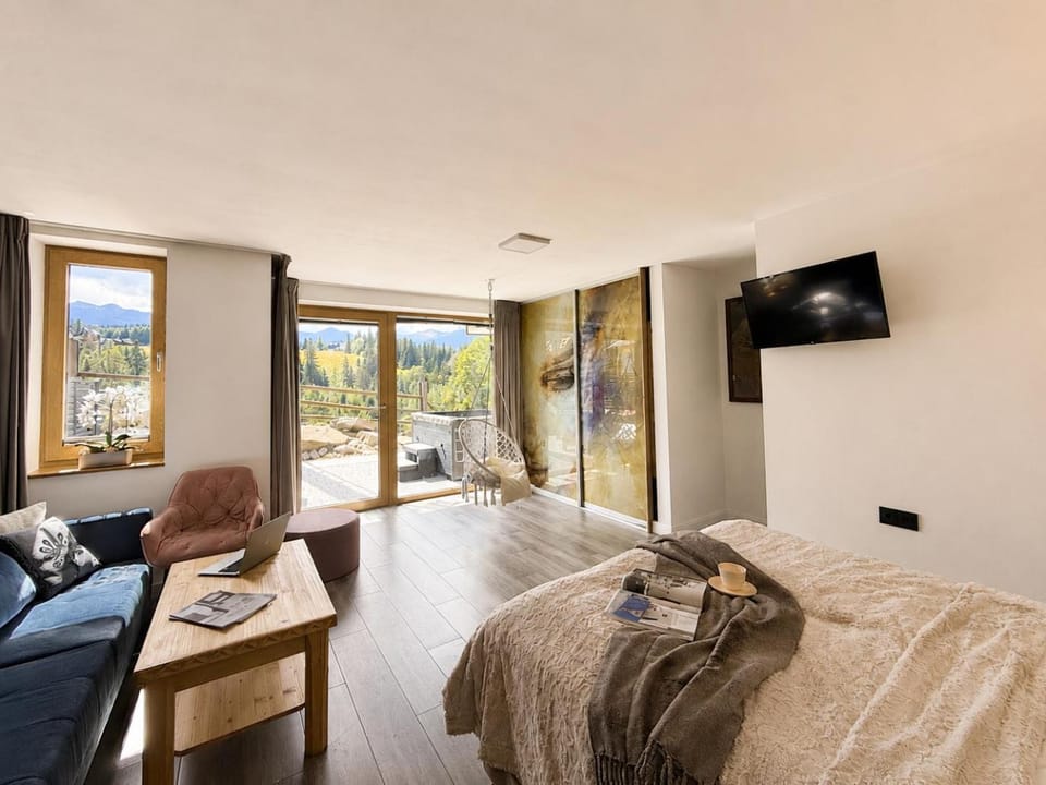 Bed, TV and multimedia, Photo of the whole room, Seating area, Bedroom