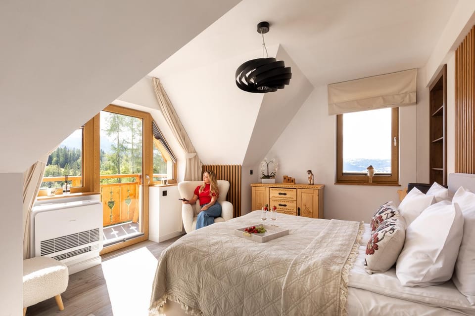 Bed, Natural landscape, Photo of the whole room, Seating area, Bedroom, towels