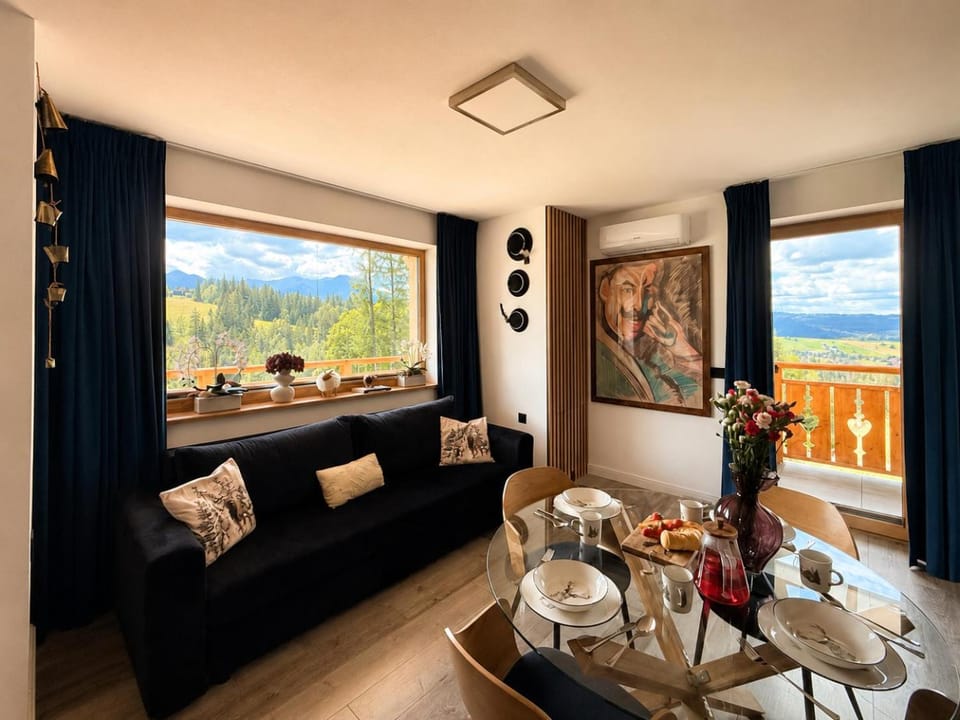 View (from property/room), Balcony/Terrace, Living room, Seating area, Dining area, Mountain view