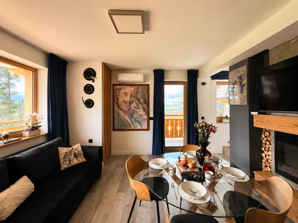 TV and multimedia, Kitchen or kitchenette, Living room, Seating area, Dining area