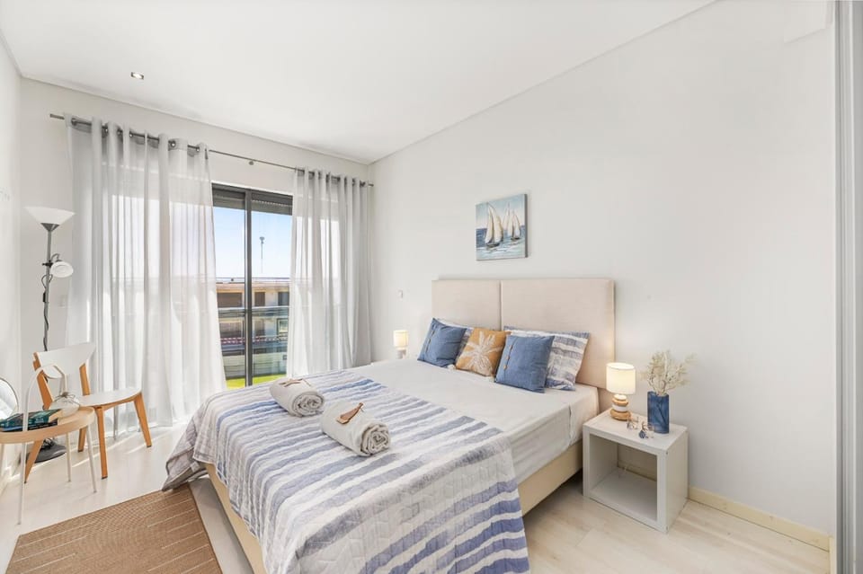 Bed, Seating area, Bedroom, towels