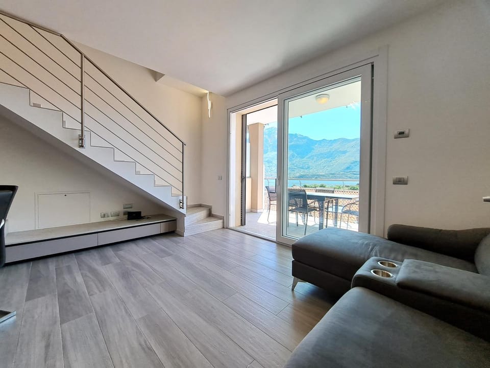 Natural landscape, TV and multimedia, Living room