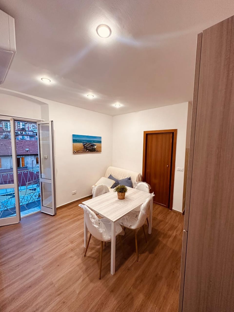 Seating area, Dining area