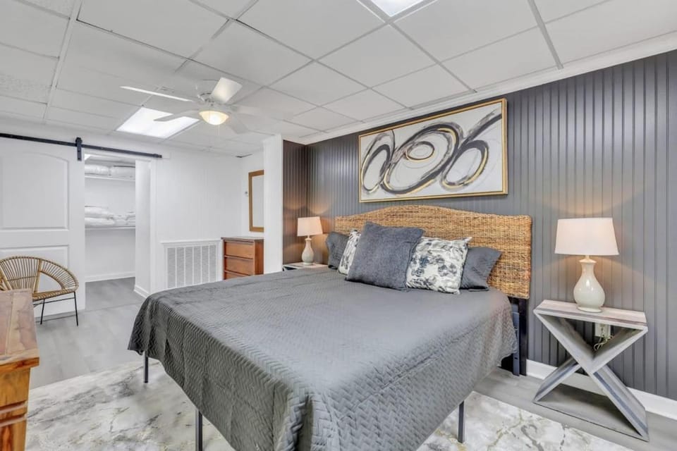 Eagle's Nest - Upscale Loft Downtown Close to GSU Apartment in Statesboro