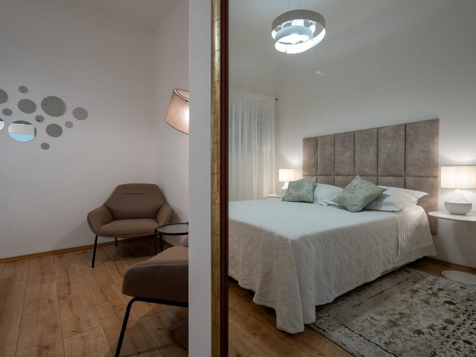 Bed, Seating area, Bedroom