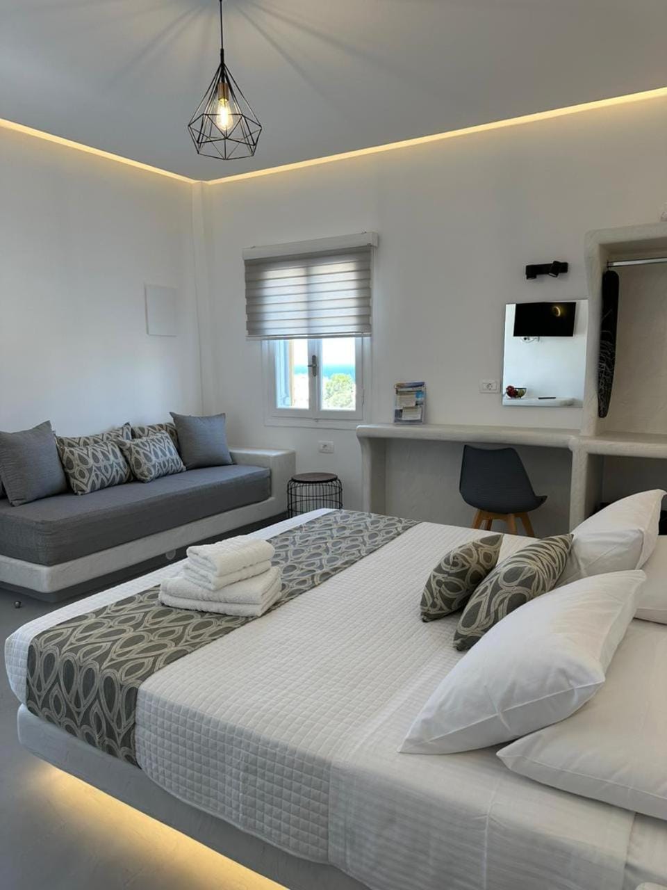 Bed, Living room