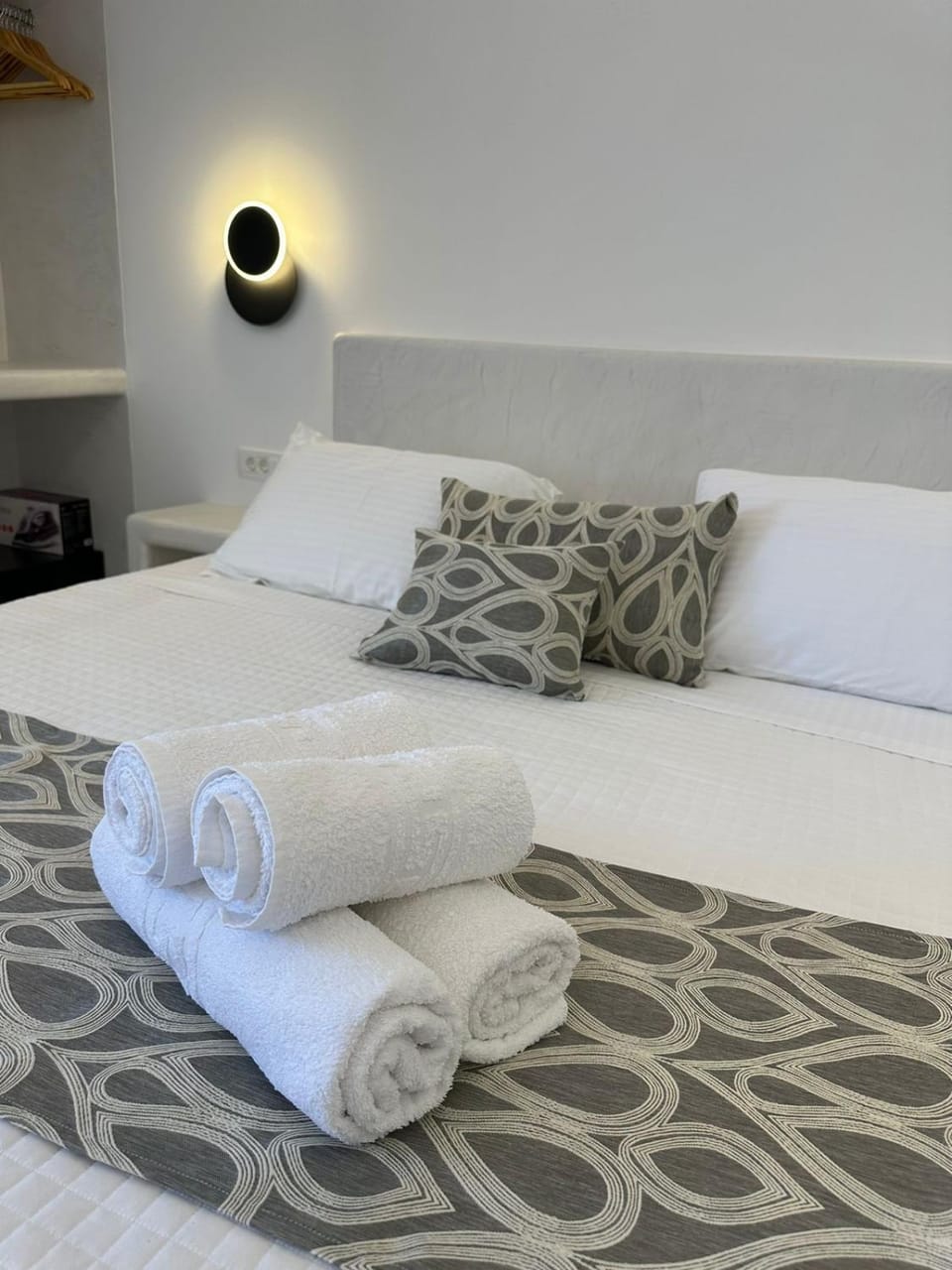 Bed, Bedroom, towels