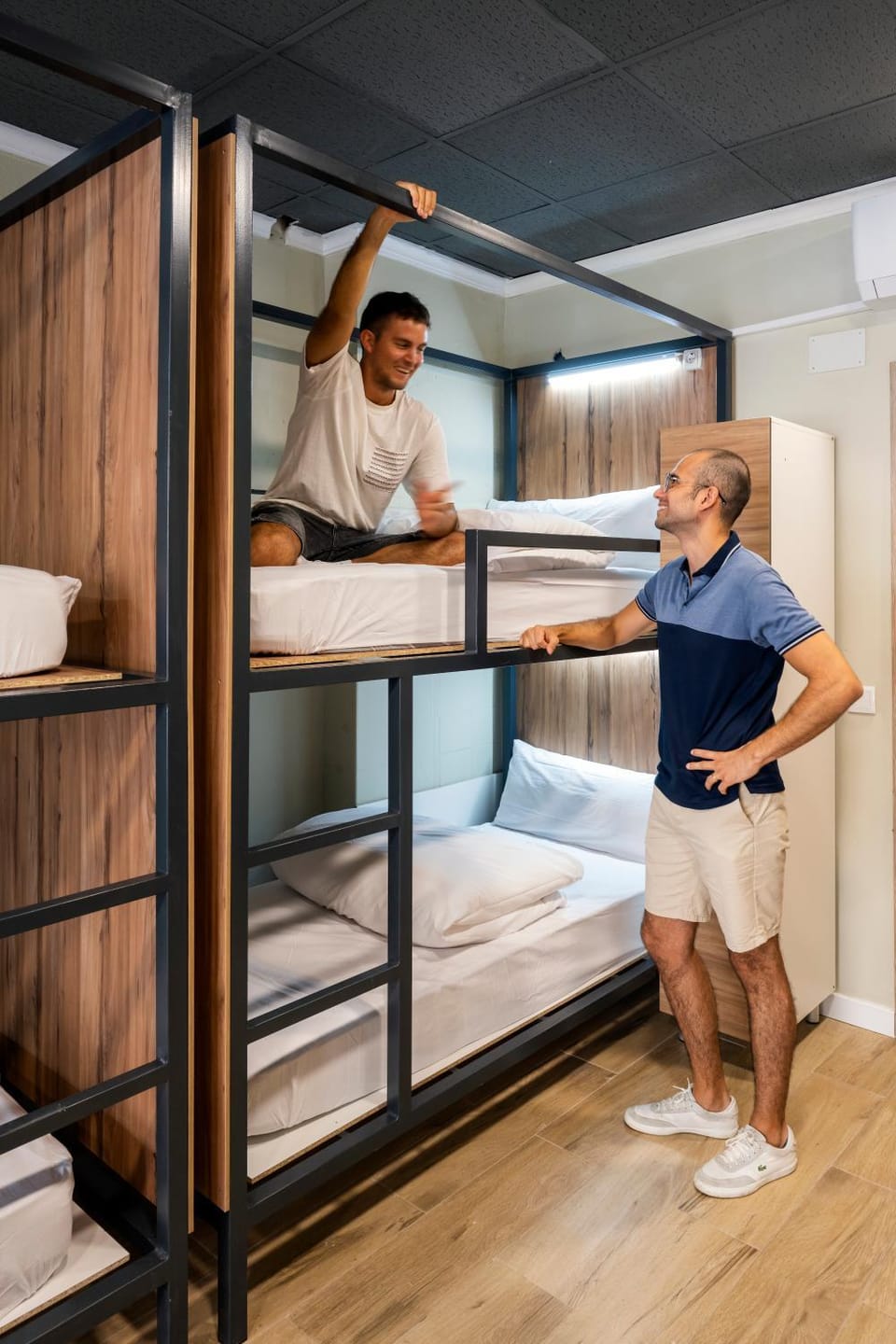 Bed, People, Photo of the whole room, Bedroom, group of guests, wardrobe