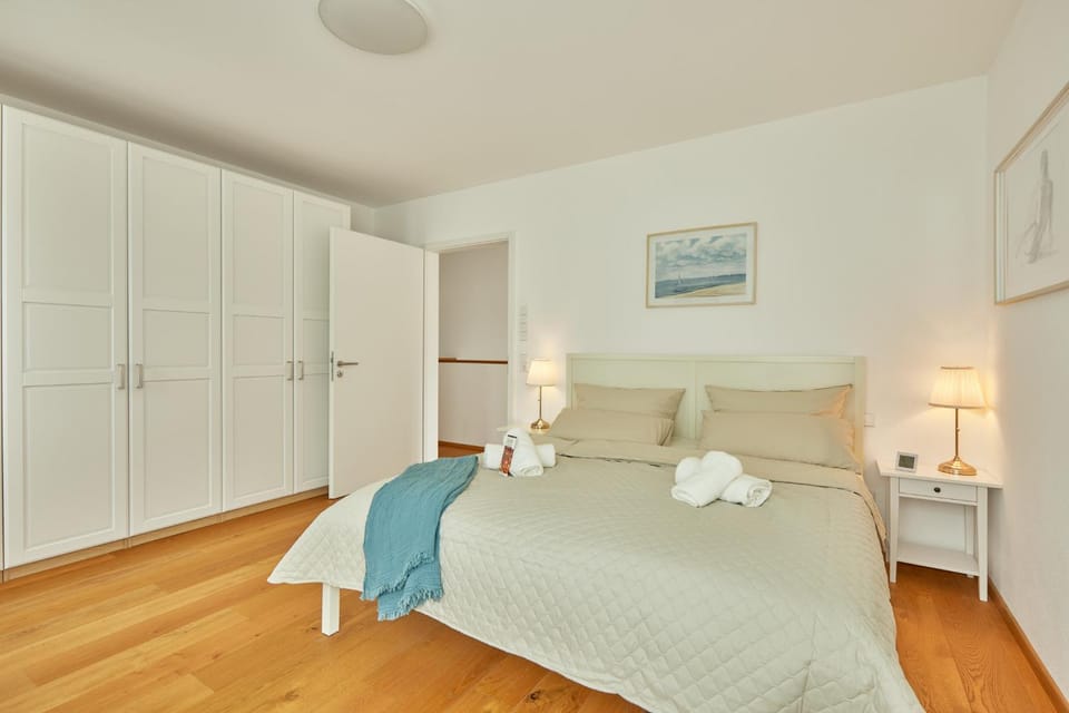 Bed, Bedroom, towels, wardrobe