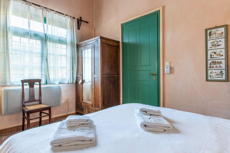 Bed, Bedroom, towels, wardrobe