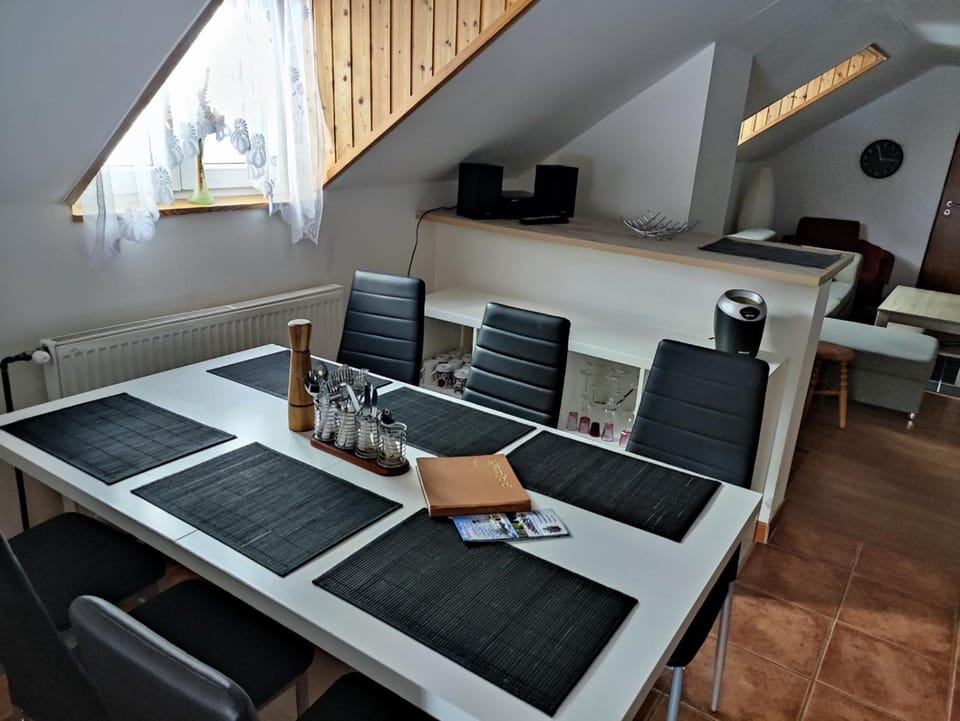 Seating area, Dining area