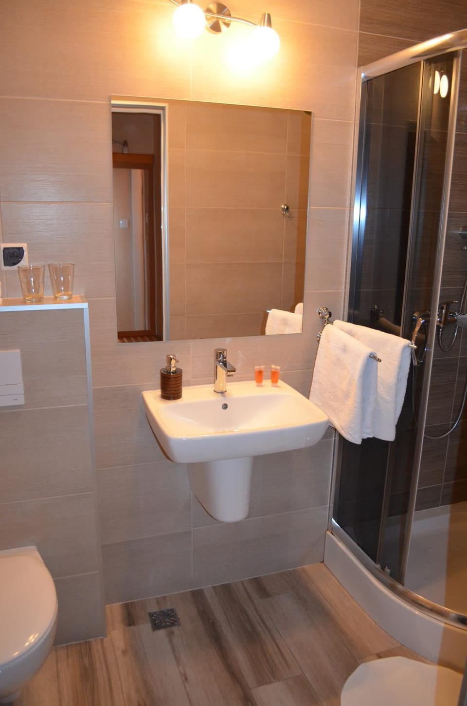 Shower, Toilet, Bathroom, towels