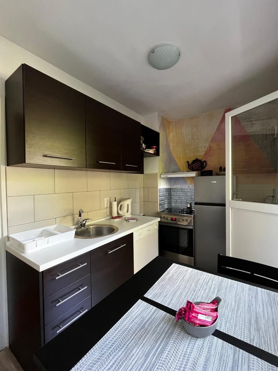 Kitchen or kitchenette, dishwasher, stove